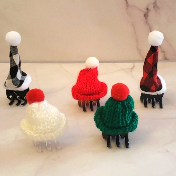 Christmas 5pc 1" Hair Claw Clip Set 2 Buffalo Plaid Santa Caps & 3 Beanies - Picture 1 of 12